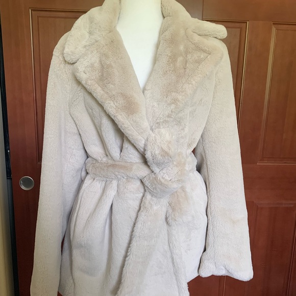 Vince Jackets & Blazers - NWT - Vince Faux Fur Coat - L
